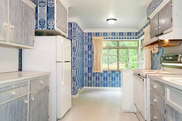 1220 S Oxford Road, Grosse Pointe Woods, MI 48236