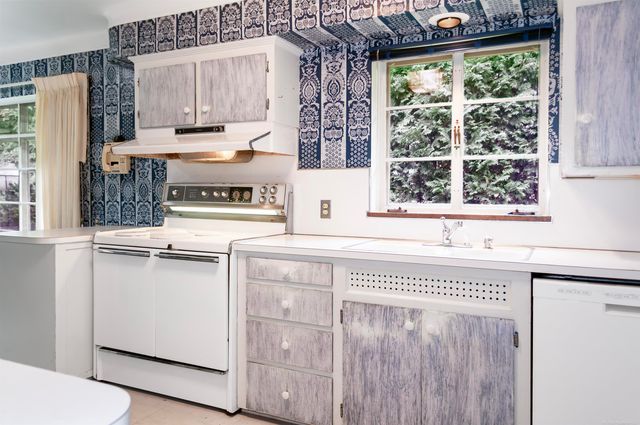 1220 S Oxford Road, Grosse Pointe Woods, MI 48236