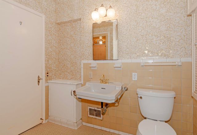 1220 S Oxford Road, Grosse Pointe Woods, MI 48236