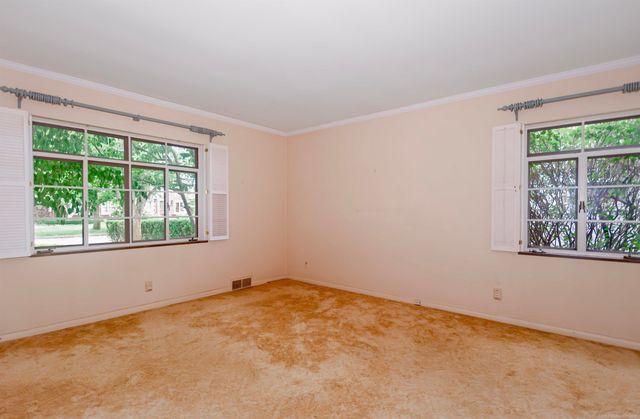 1220 S Oxford Road, Grosse Pointe Woods, MI 48236