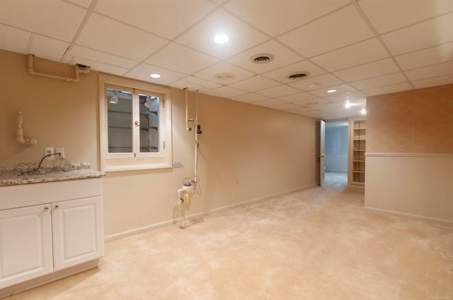 1220 S Oxford Road, Grosse Pointe Woods, MI 48236