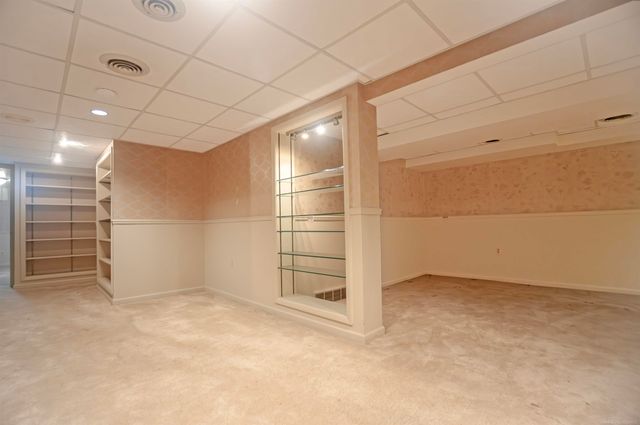 1220 S Oxford Road, Grosse Pointe Woods, MI 48236