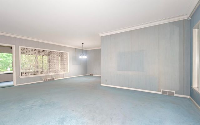 1220 S Oxford Road, Grosse Pointe Woods, MI 48236
