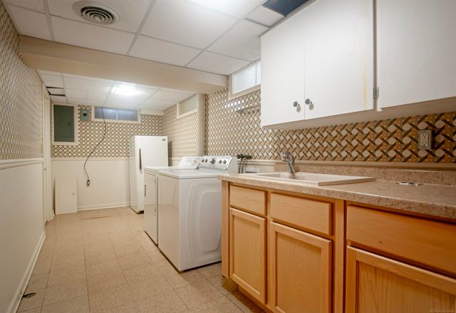 1220 S Oxford Road, Grosse Pointe Woods, MI 48236