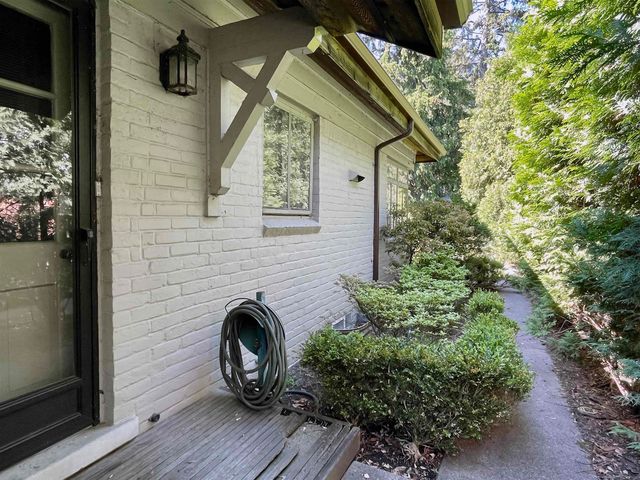 1220 S Oxford Road, Grosse Pointe Woods, MI 48236