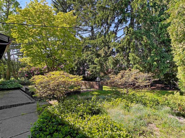 1220 S Oxford Road, Grosse Pointe Woods, MI 48236