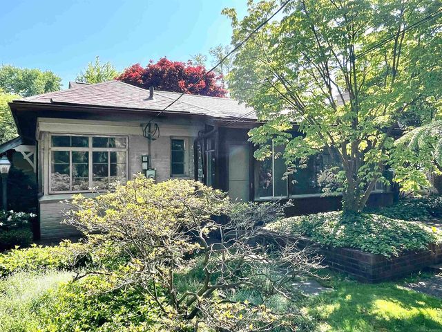 1220 S Oxford Road, Grosse Pointe Woods, MI 48236