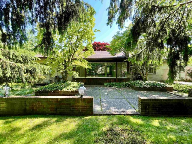 1220 S Oxford Road, Grosse Pointe Woods, MI 48236