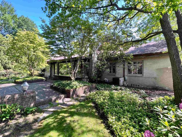 1220 S Oxford Road, Grosse Pointe Woods, MI 48236