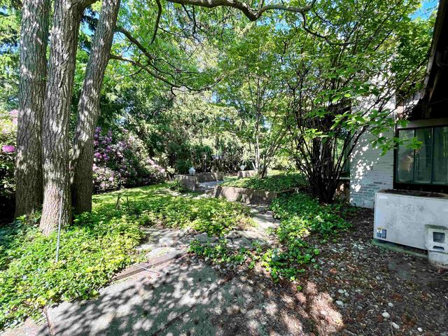 1220 S Oxford Road, Grosse Pointe Woods, MI 48236