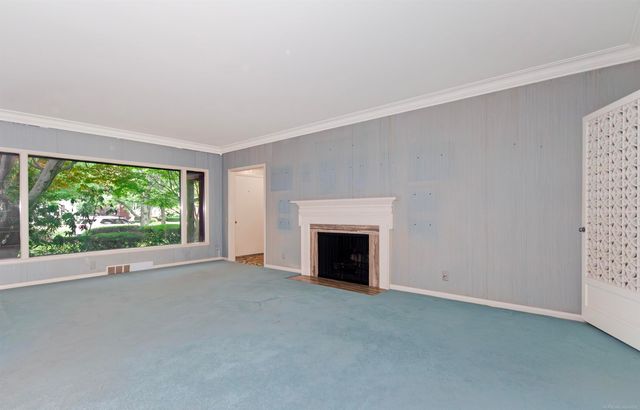 1220 S Oxford Road, Grosse Pointe Woods, MI 48236