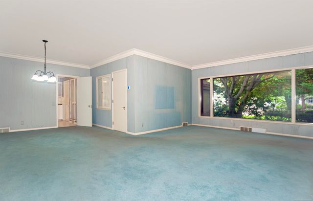 1220 S Oxford Road, Grosse Pointe Woods, MI 48236