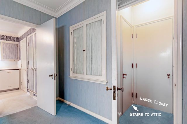 1220 S Oxford Road, Grosse Pointe Woods, MI 48236