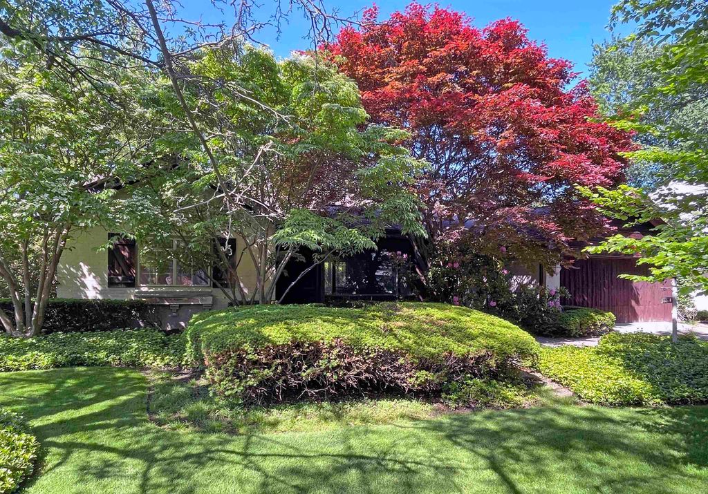 1220 S Oxford Road, Grosse Pointe Woods, MI 48236