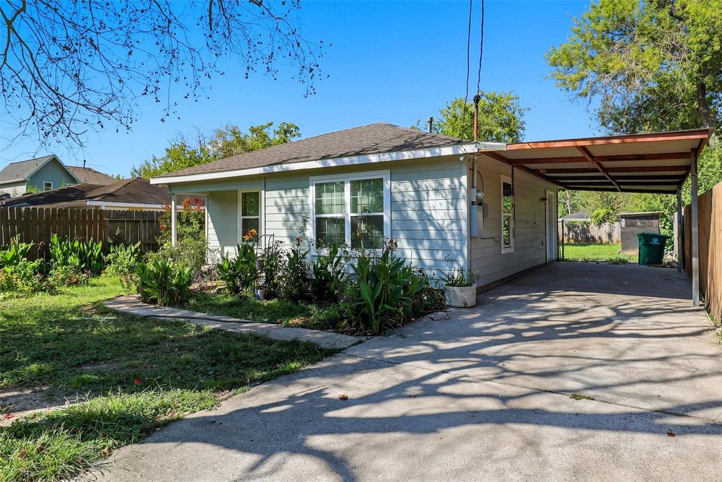 5415 Queensland Street, Houston, TX 77028