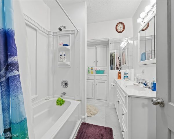 1214 E Market Street, Warren, OH 44483