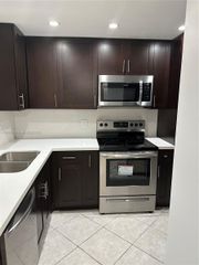 658 NE 195th St, Miami, FL 33179