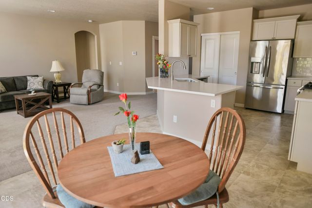 2322 NW Kingwood Avenue, Redmond, OR 97756