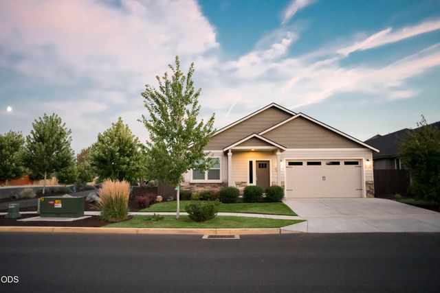 2322 NW Kingwood Avenue, Redmond, OR 97756