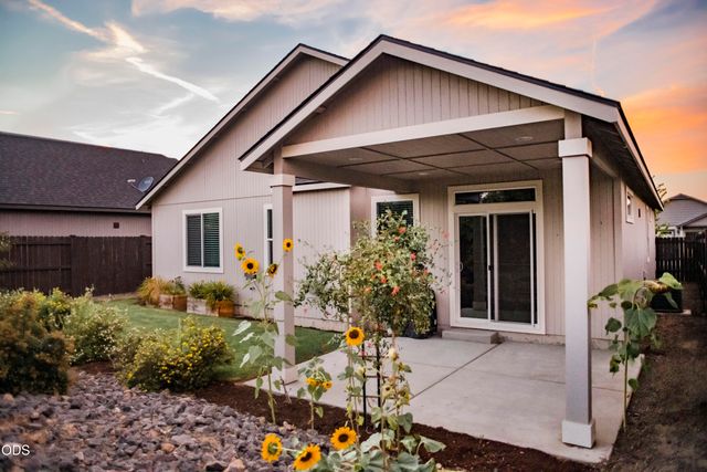 2322 NW Kingwood Avenue, Redmond, OR 97756
