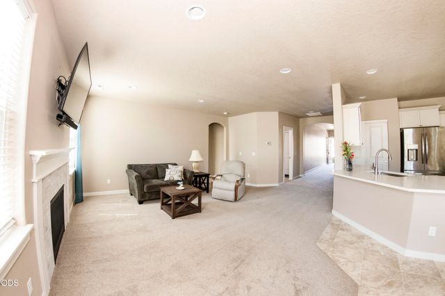 2322 NW Kingwood Avenue, Redmond, OR 97756