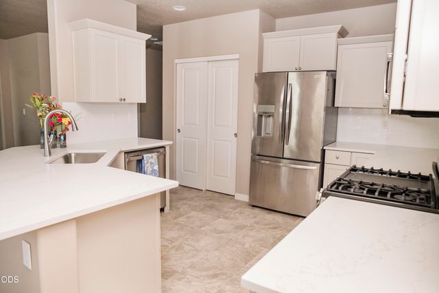 2322 NW Kingwood Avenue, Redmond, OR 97756