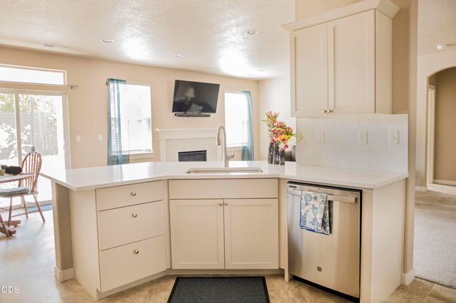 2322 NW Kingwood Avenue, Redmond, OR 97756