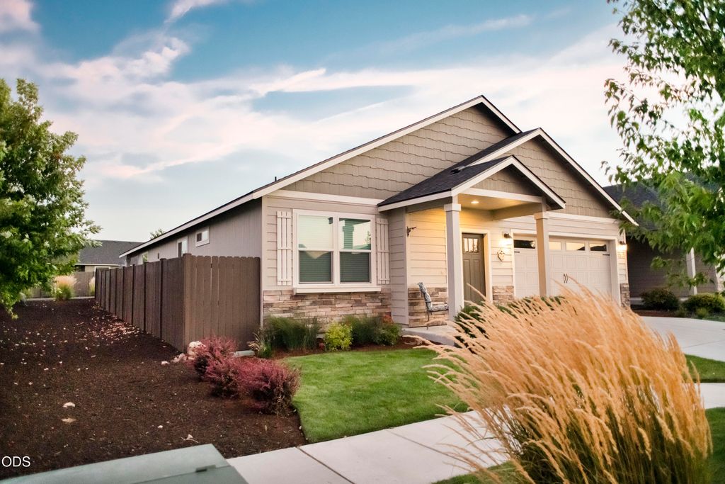 2322 NW Kingwood Avenue, Redmond, OR 97756