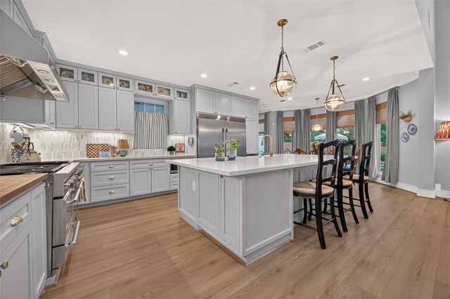 38 N Longspur Drive, The Woodlands, TX 77380