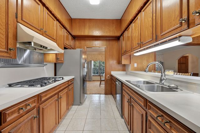 207 Trailwood Drive, Euless, TX 76039