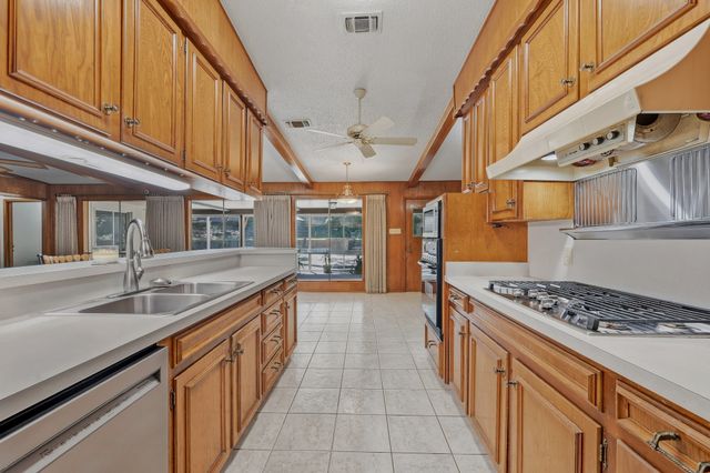 207 Trailwood Drive, Euless, TX 76039