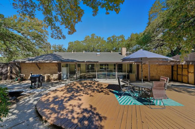 207 Trailwood Drive, Euless, TX 76039