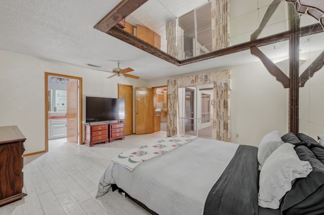 207 Trailwood Drive, Euless, TX 76039