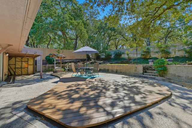 207 Trailwood Drive, Euless, TX 76039