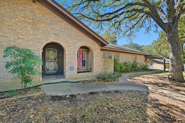 207 Trailwood Drive, Euless, TX 76039