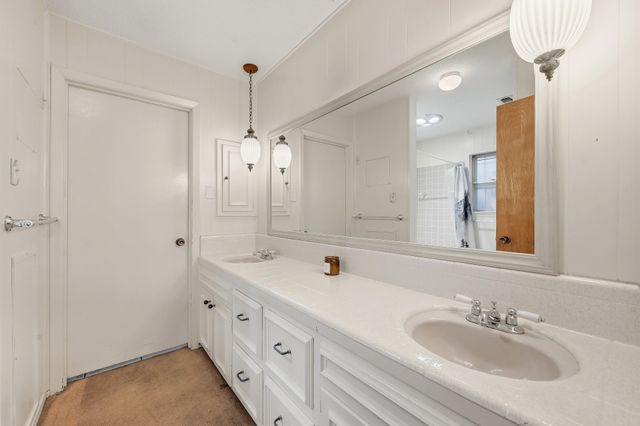 207 Trailwood Drive, Euless, TX 76039