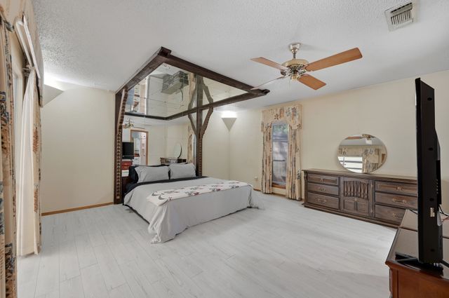 207 Trailwood Drive, Euless, TX 76039