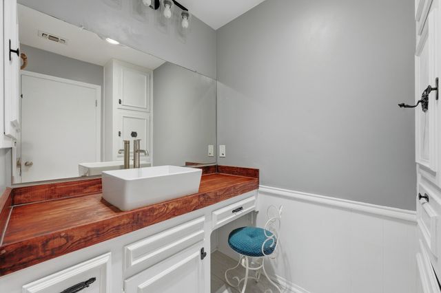 207 Trailwood Drive, Euless, TX 76039