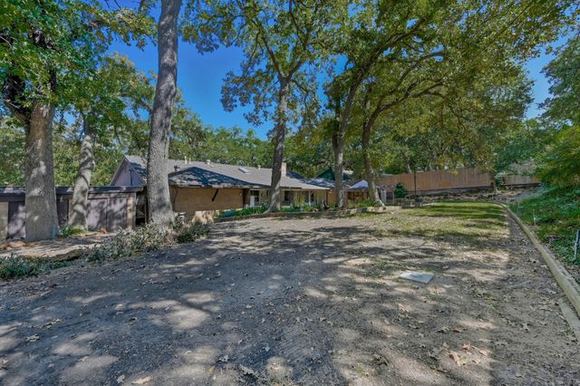 207 Trailwood Drive, Euless, TX 76039