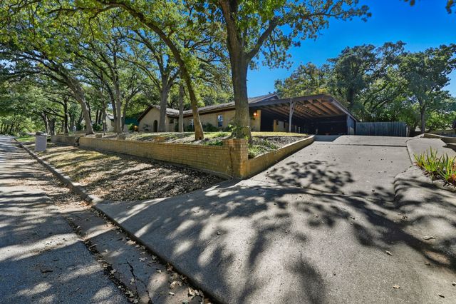 207 Trailwood Drive, Euless, TX 76039