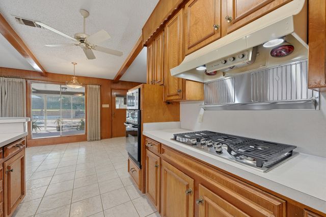 207 Trailwood Drive, Euless, TX 76039