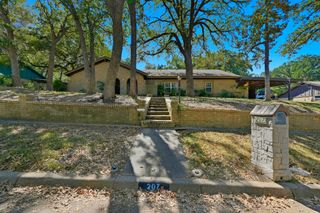 207 Trailwood Drive, Euless, TX 76039