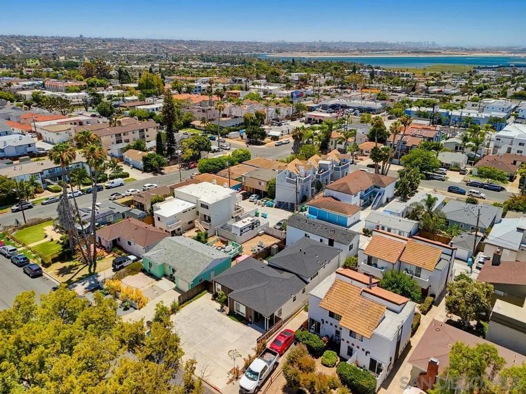 1953 Emerald St, San Diego, CA 92109