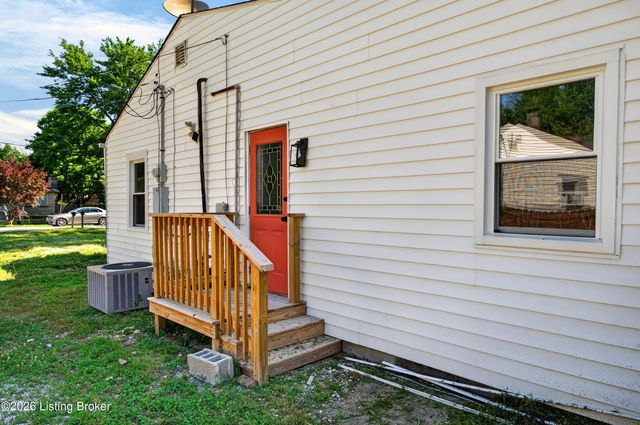 711 Shaffer Rd, Louisville, KY 40118