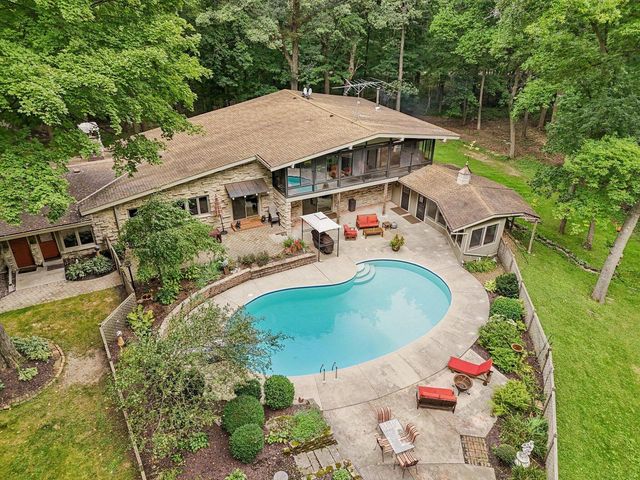 5880 Scenic DRIVE, West Bend, WI 53095