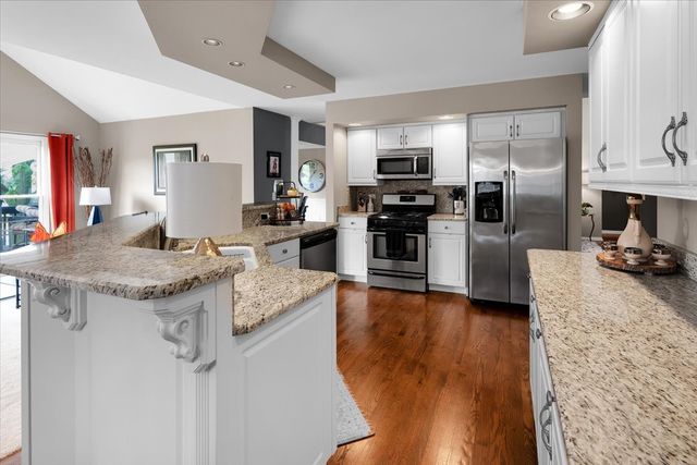 565 Blackberry Ridge Drive, Aurora, IL 60506
