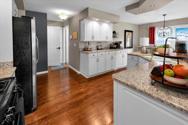 565 Blackberry Ridge Drive, Aurora, IL 60506