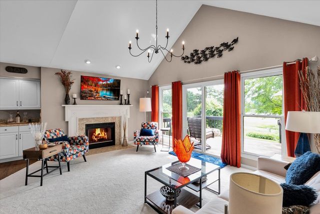 565 Blackberry Ridge Drive, Aurora, IL 60506
