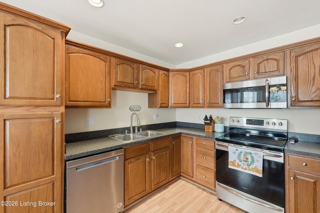 200 E Woodlake Cir, Mt Washington, KY 40047