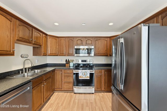 200 E Woodlake Cir, Mt Washington, KY 40047